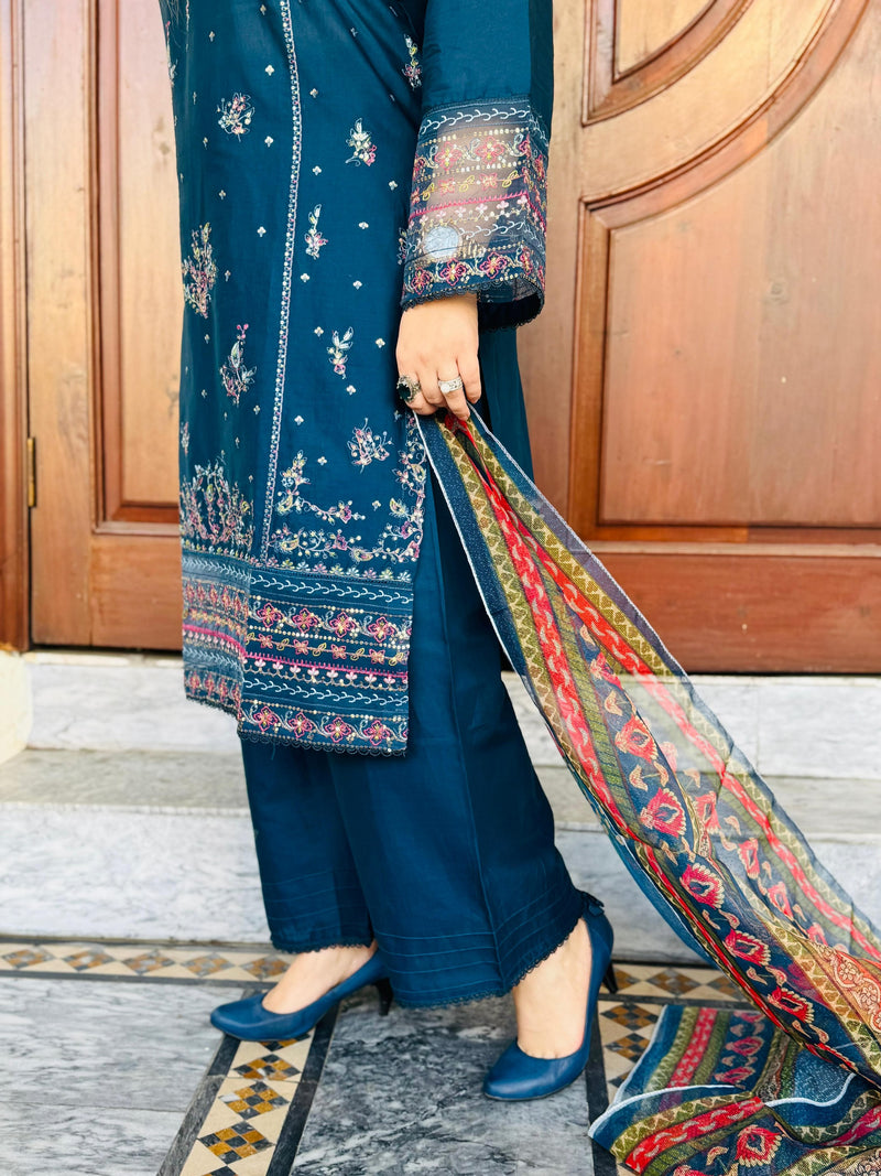 Elegant Embroidered Lawn Fabric Set with Cotton Net Dupatta